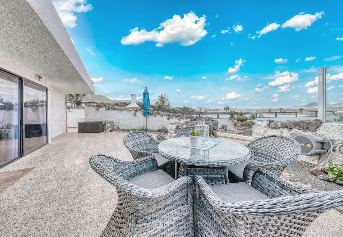 Ferienhaus in  Famara - Casa Buenavista 127 • Pool • Ocean views • Beach 2 min • LVH