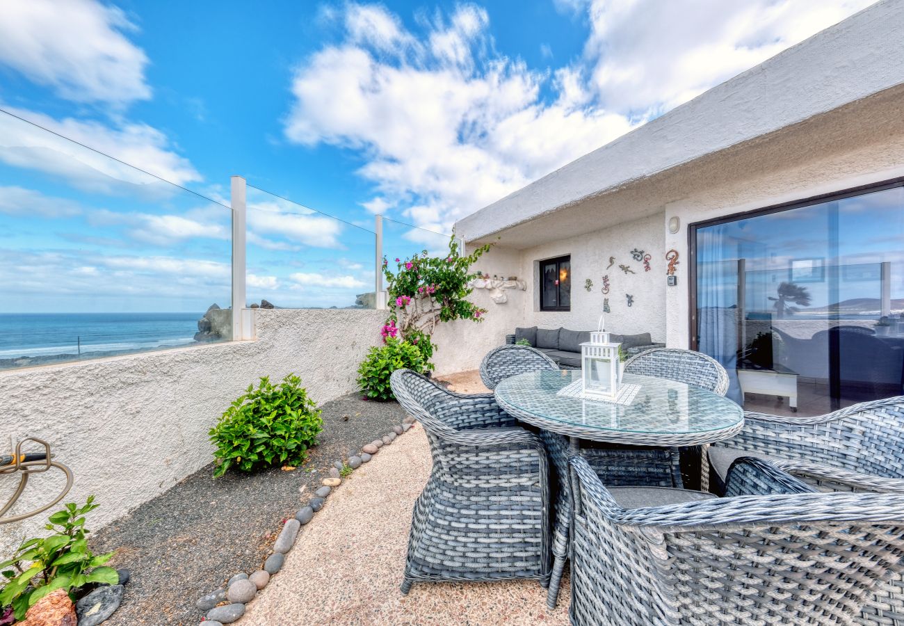 Ferienhaus in  Famara - Casa Buenavista 127 • Pool • Ocean views • Beach 2 min • LVH