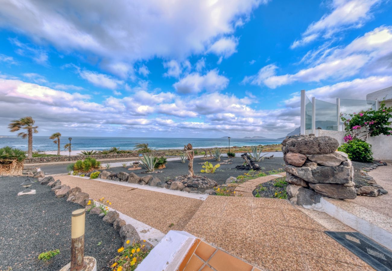 Ferienhaus in  Famara - Casa Buenavista 127 • Pool • Ocean views • Beach 2 min • LVH