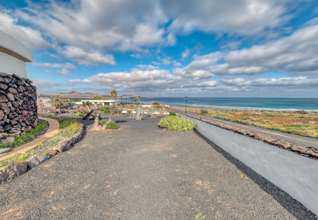 Ferienhaus in  Famara - Casa Buenavista 127 • Pool • Ocean views • Beach 2 min • LVH