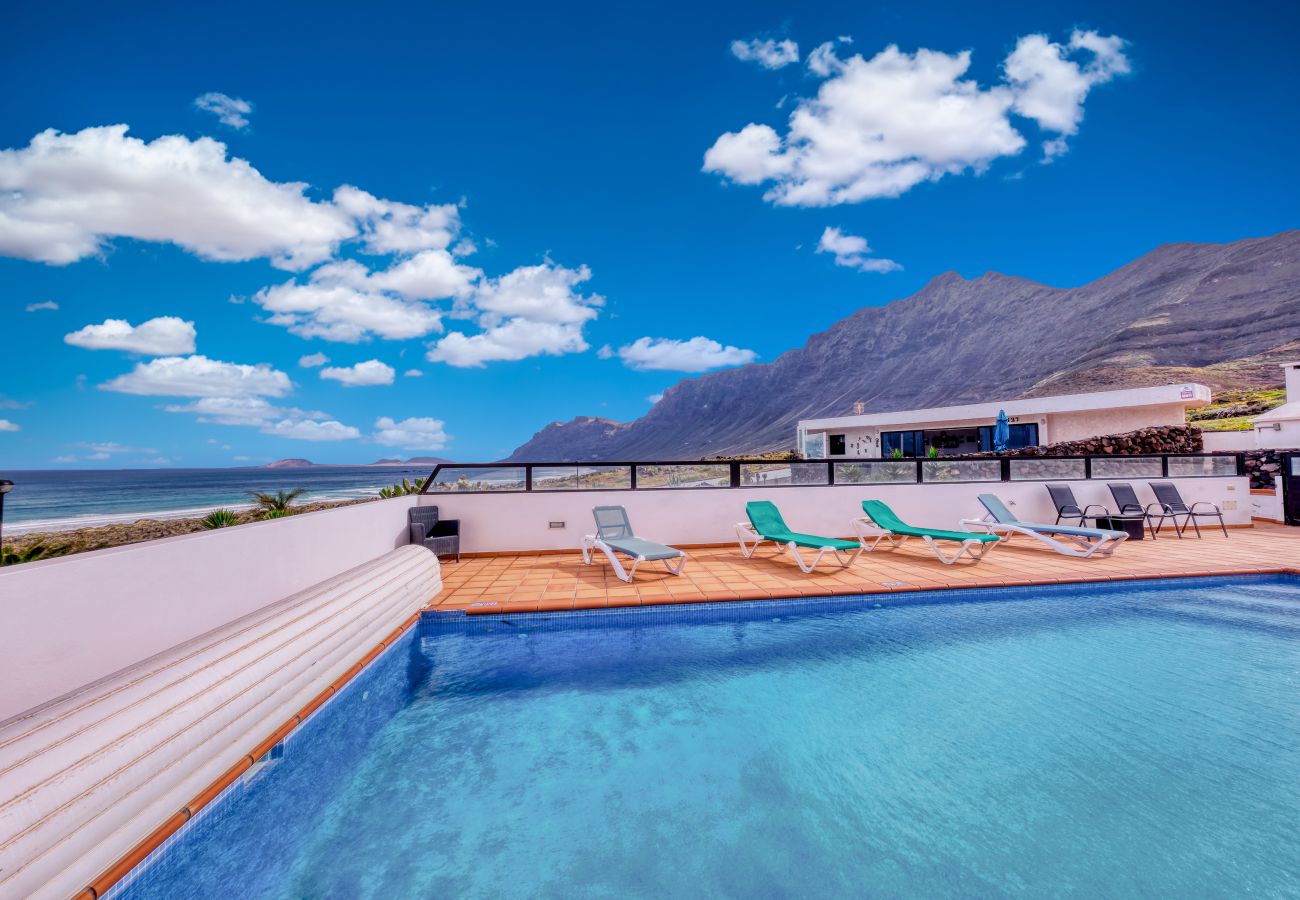 Ferienhaus in  Famara - Casa Buenavista 127 • Pool • Ocean views • Beach 2 min • LVH