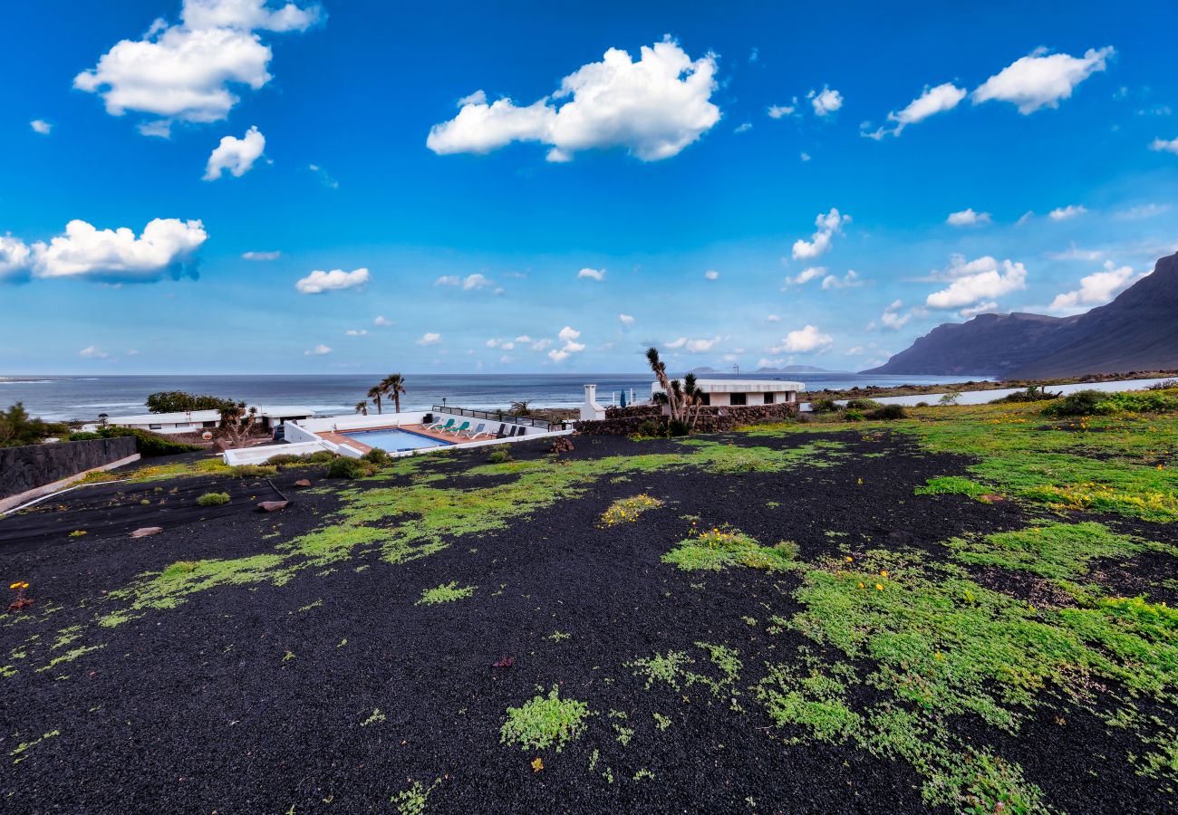 Ferienhaus in  Famara - Casa Buenavista 127 • Pool • Ocean views • Beach 2 min • LVH