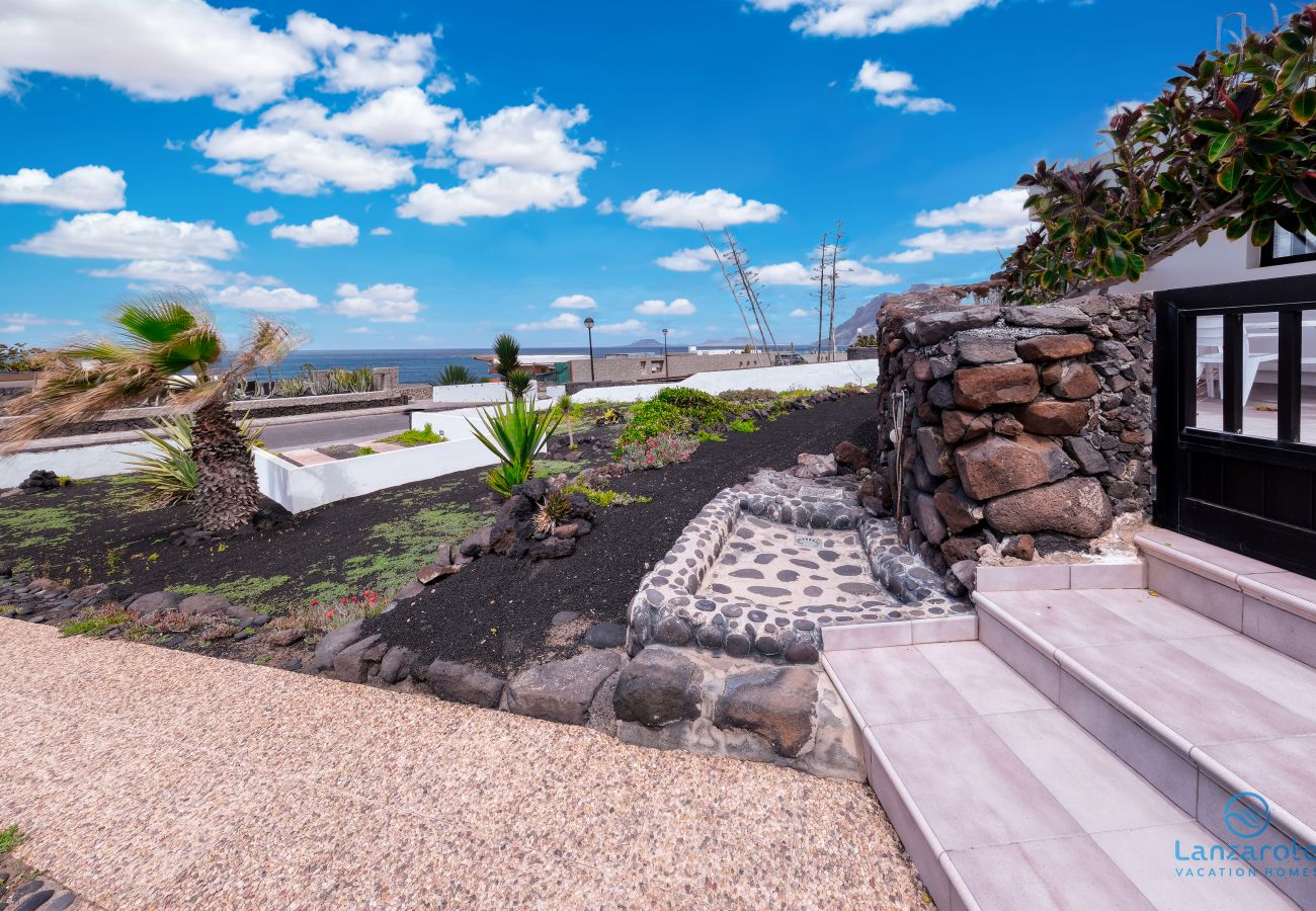 Ferienwohnung in  Famara - Canary Soul 90 • Ocean views • Beach 2 min • LVH