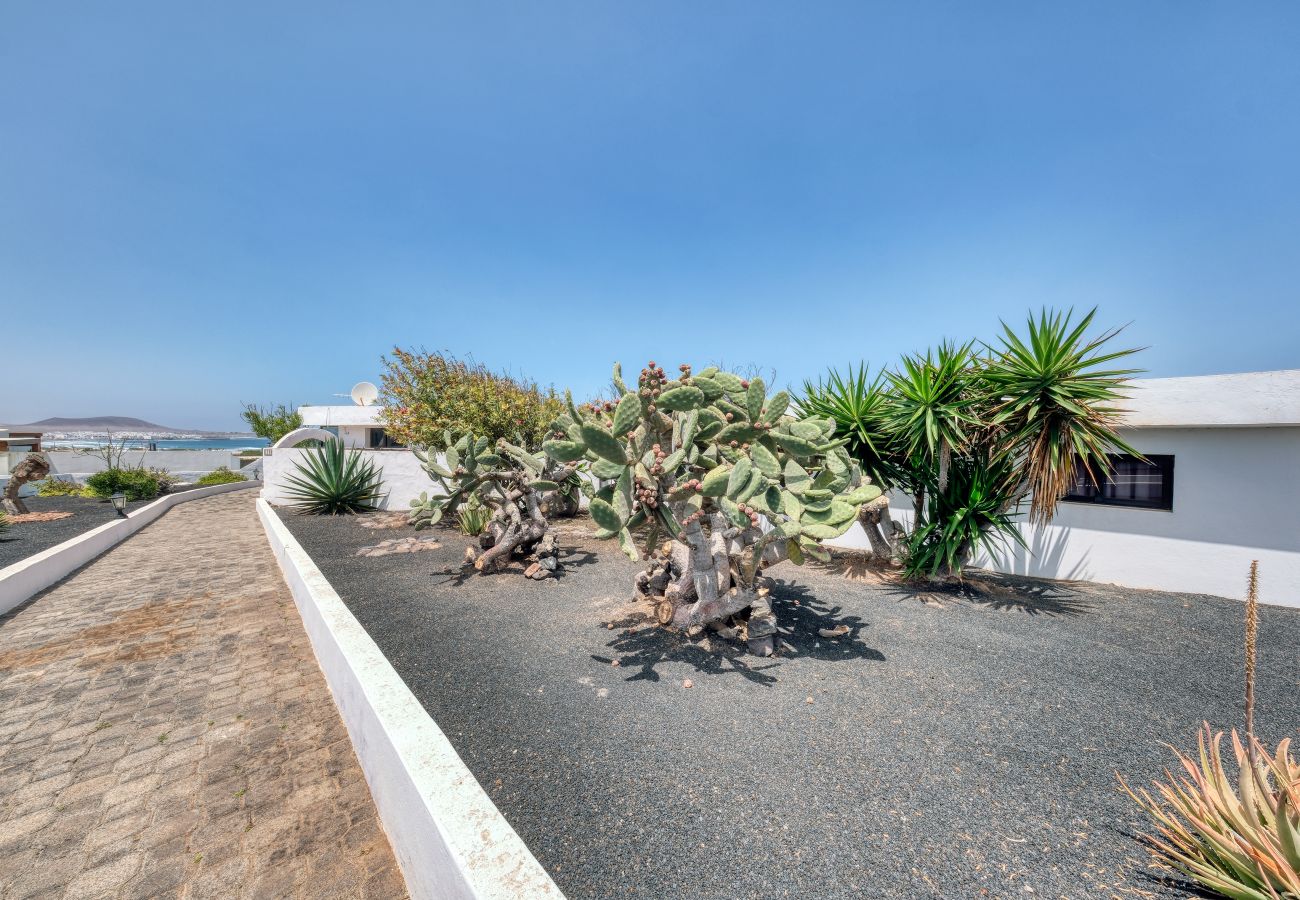 Ferienhaus in  Famara - Bungalow Famara 38- Olas del Risco