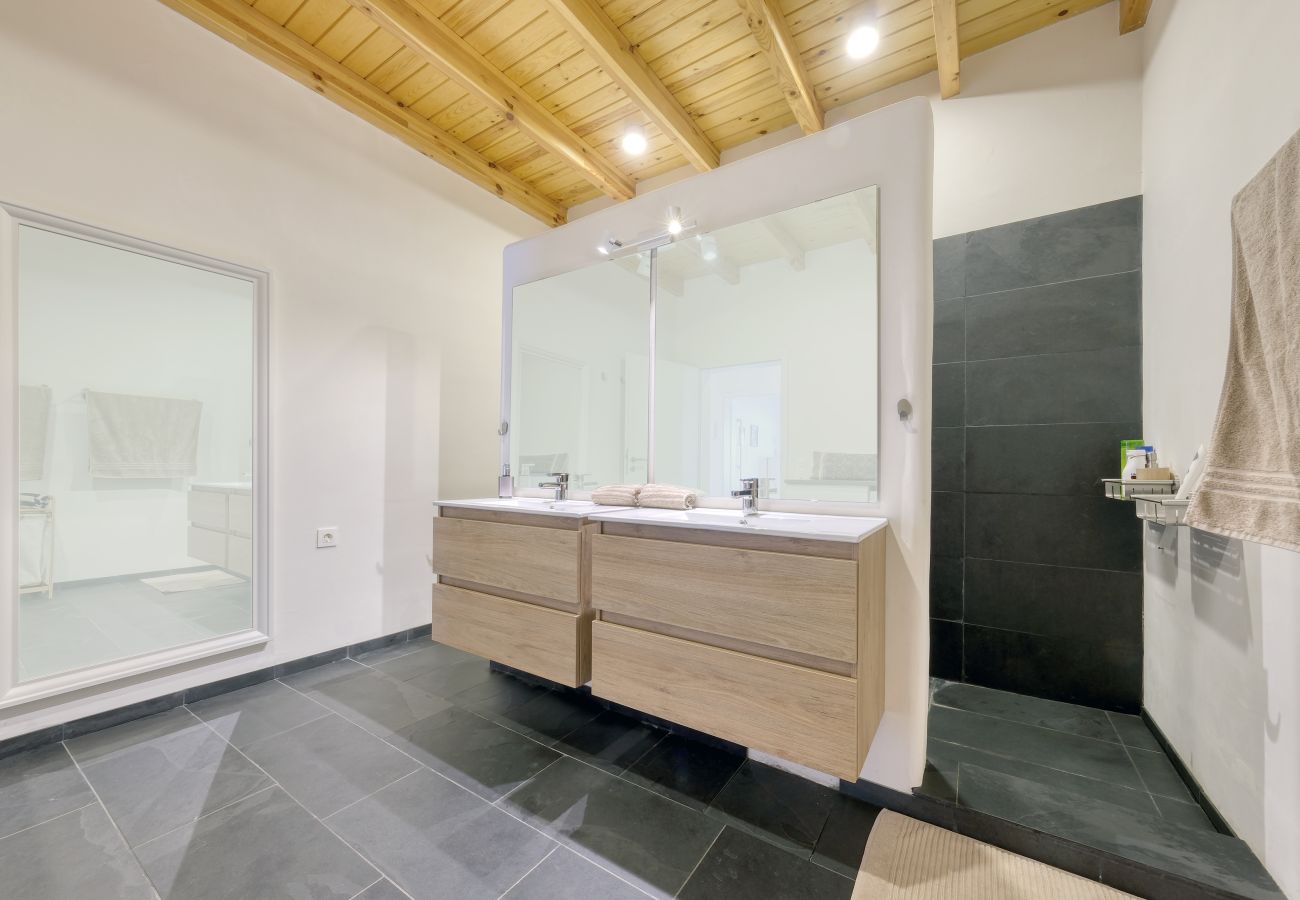 Ferienhaus in Costa Teguise - Chalet Emily - Alpine Chic• Jacuzzi • BBQ 