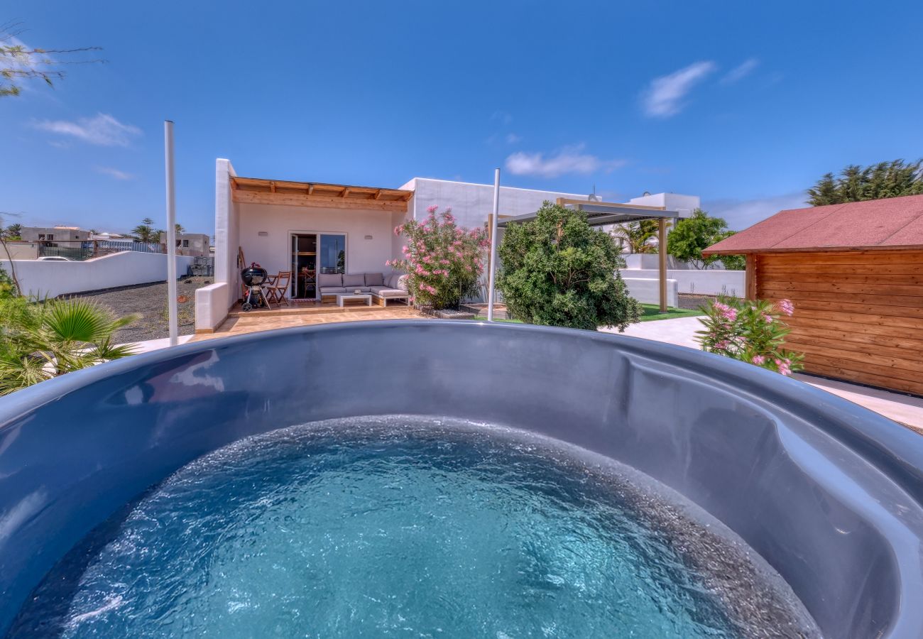 Ferienhaus in Costa Teguise - Chalet Emily - Alpine Chic• Jacuzzi • BBQ 