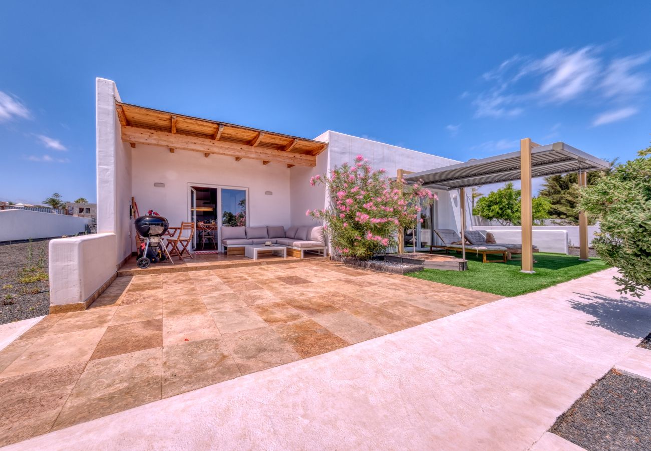 Ferienhaus in Costa Teguise - Chalet Emily - Alpine Chic• Jacuzzi • BBQ 