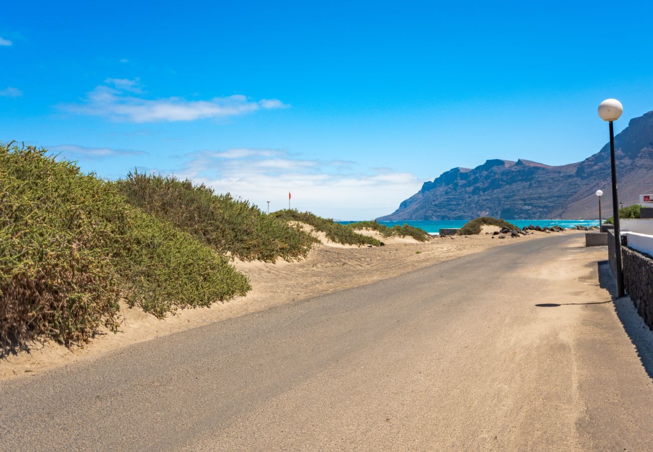 Ferienhaus in  Famara - Quicksand • Ocean views • Beach 1 min • LVH