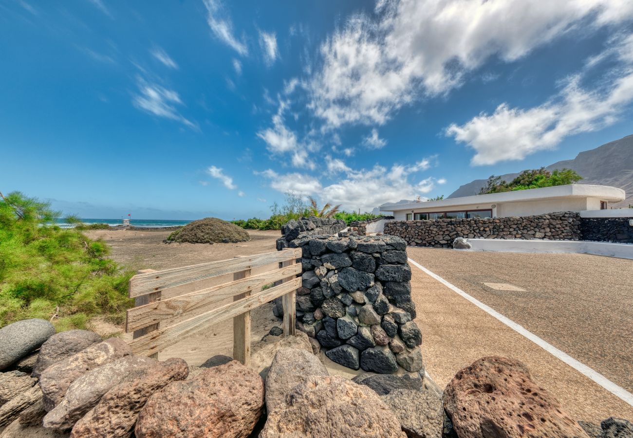 Ferienhaus in  Famara - First Line of  the Sea • Ocean views • Beach 1 min