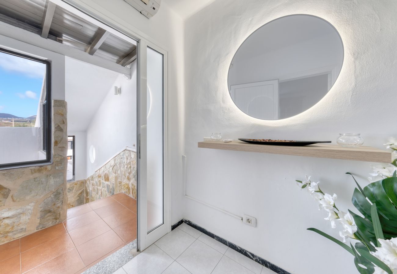 House in Puerto del Carmen - Atassara House - 500M to the Beach By LVH