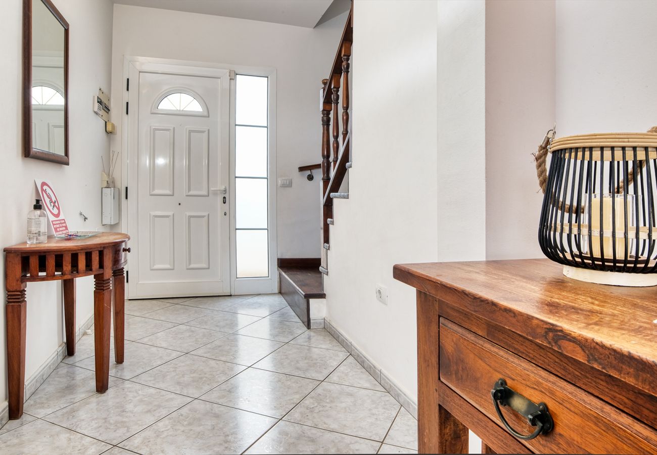 House in Tías - Casa Paraíso - Jacuzzi, Air-con and BBQ By LVH