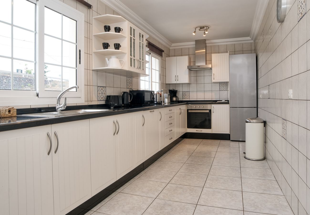 House in Tías - Casa Paraíso - Jacuzzi, Air-con and BBQ By LVH