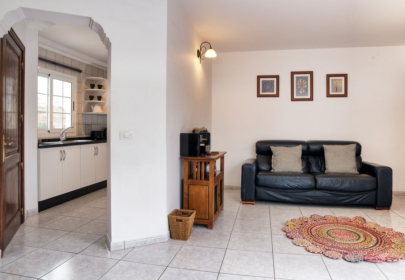 House in Tías - Casa Paraíso - Jacuzzi, Air-con and BBQ By LVH