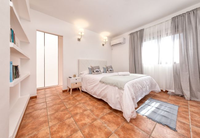 Villa in Playa Blanca - Villa Aurelia - Pool, Jacuzzi, BBQ and Ping-Pong By Lanzarote Vacation Homes Villa in Playa Blanca - Villa Aurelia - Pool, Jacuzzi, BBQ and Ping-Pong By Lanzarote Vacation Homes