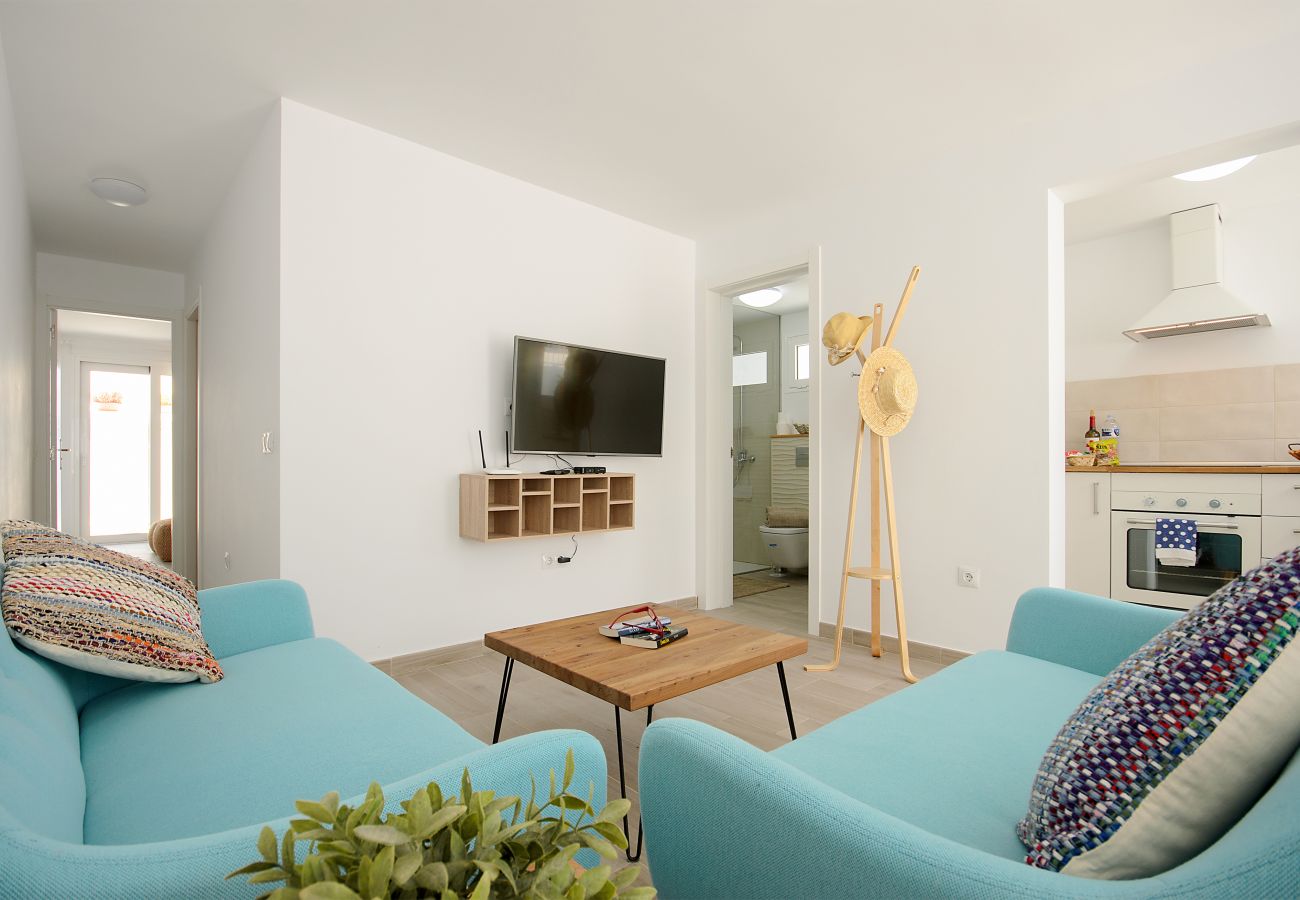 House in Puerto del Carmen - White Volcano - 200M to the Beach - Pool and Gym 