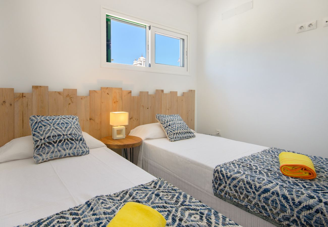 House in Puerto del Carmen - Orange Volcano - 200M to the Beach - Pool and Gym 