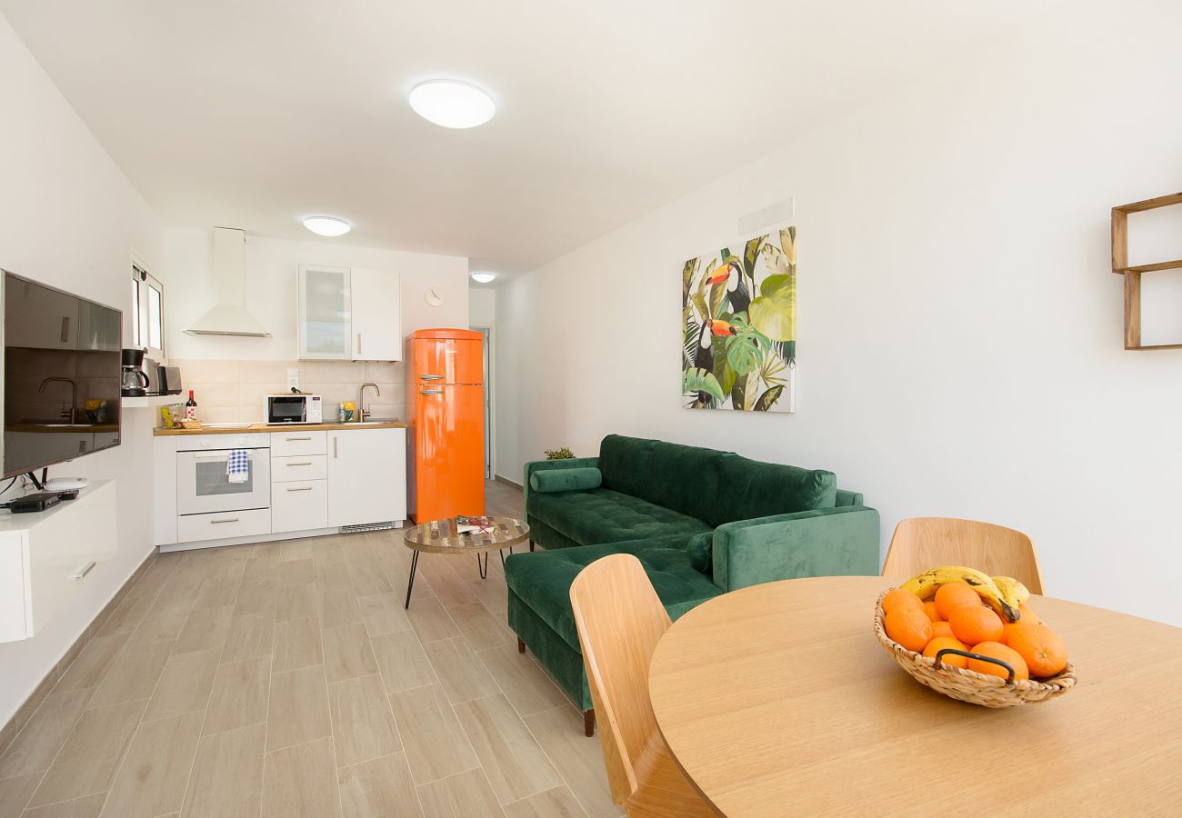 House in Puerto del Carmen - Orange Volcano - 200M to the Beach - Pool and Gym 