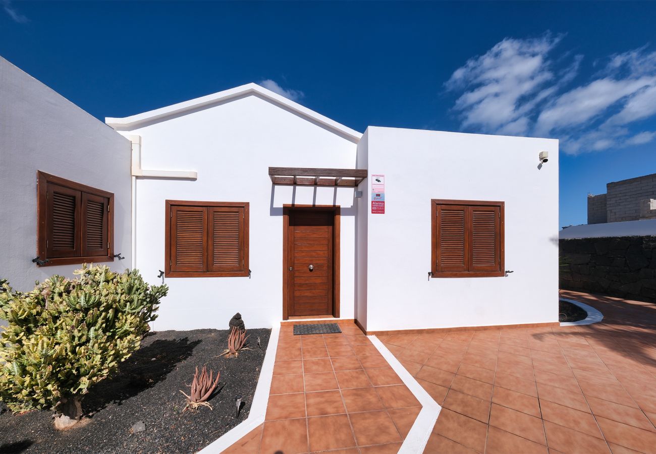 House in Playa Blanca - Lanzarote Paradise - Pool, AACC and BBQ By LVH
