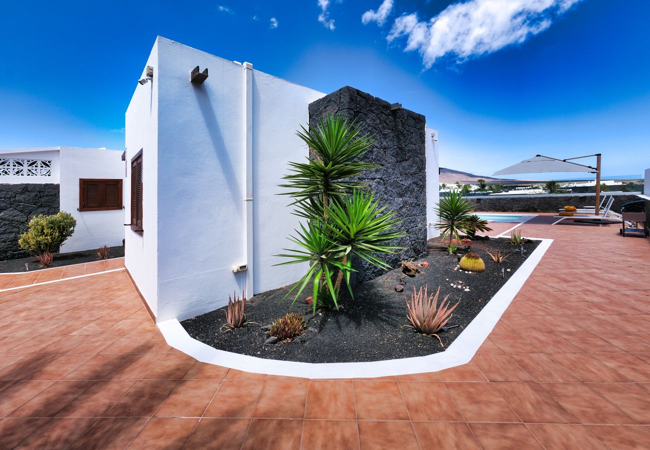 House in Playa Blanca - Lanzarote Paradise - Pool, AACC and BBQ By LVH