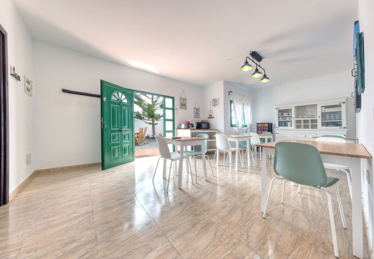 Rent by room in Tinajo - Casa Casa NoPasaNada, habitación Triple Los Lobos