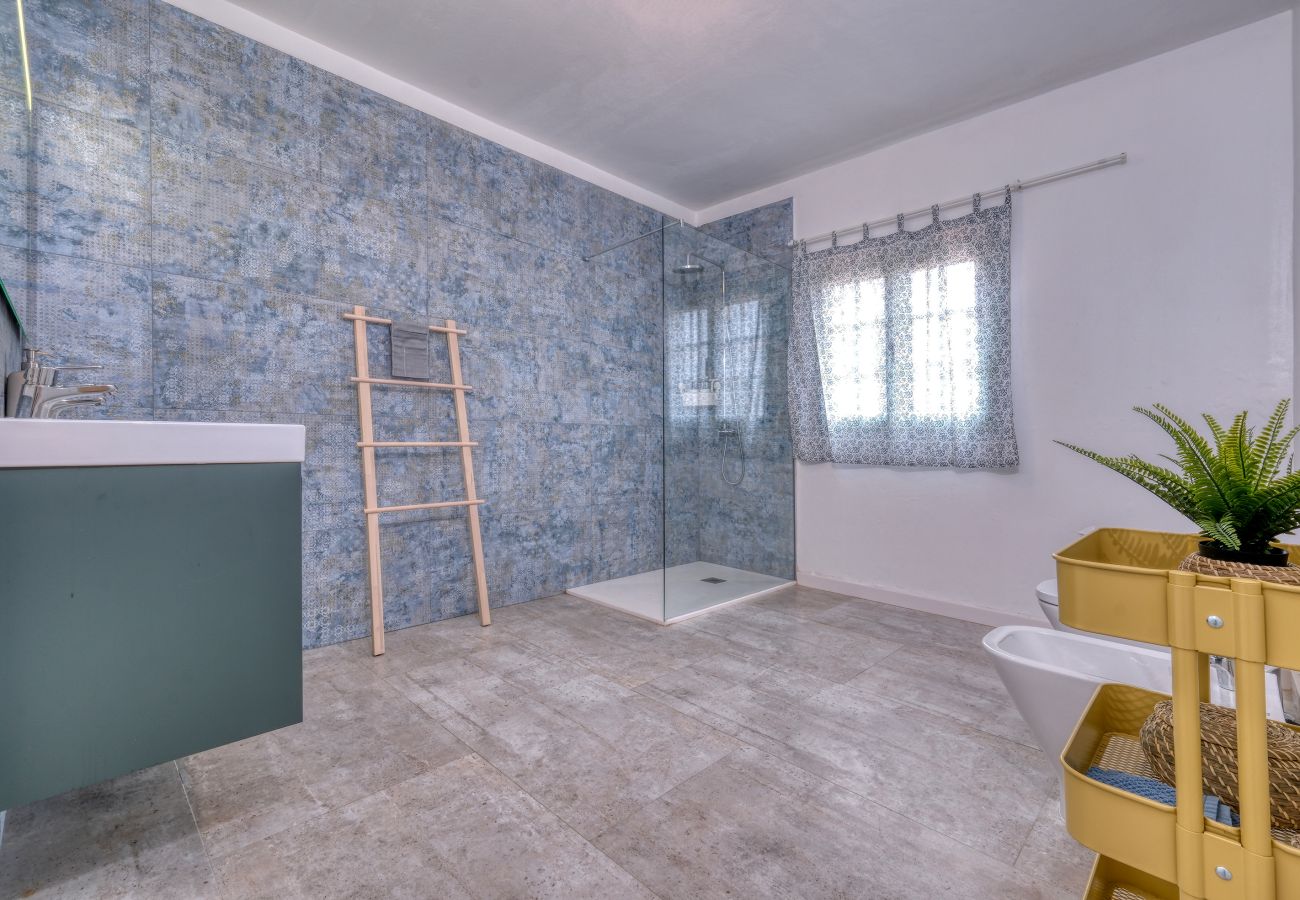 Rent by room in Tinajo - Casa Casa NoPasaNada, habitación Triple Los Lobos