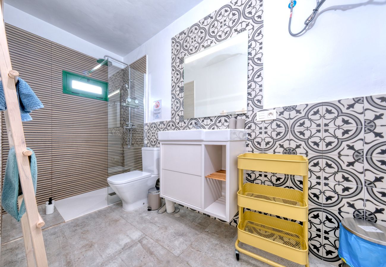 Rent by room in Tinajo - Casa NoPasaNada: habitación La Palma con baño privado  Rent by room in Tinajo - Casa NoPasaNada: habitación La Palma con baño privado