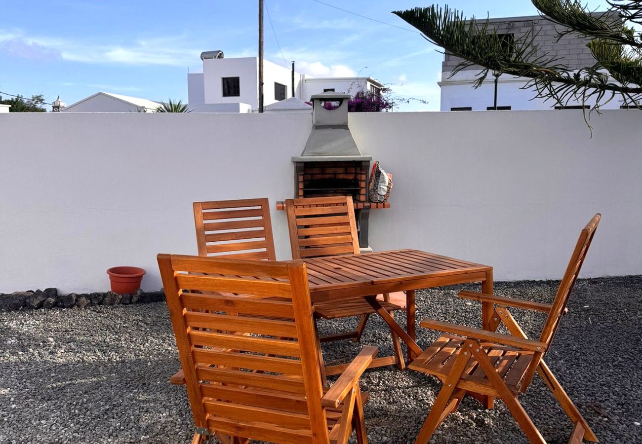 Rent by room in Tinajo - Casa NoPasaNada: habitación La Gomera con baño privado exterior