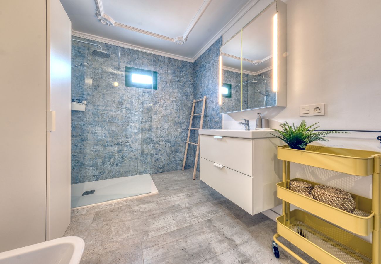 Rent by room in Tinajo - Casa NoPasaNada: habitación La Gomera con baño privado exterior