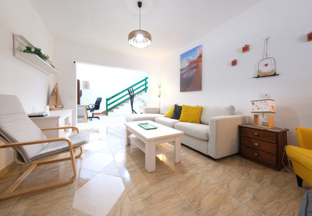 Rent by room in Tinajo - Casa NoPasaNada: habitación La Gomera con baño privado exterior