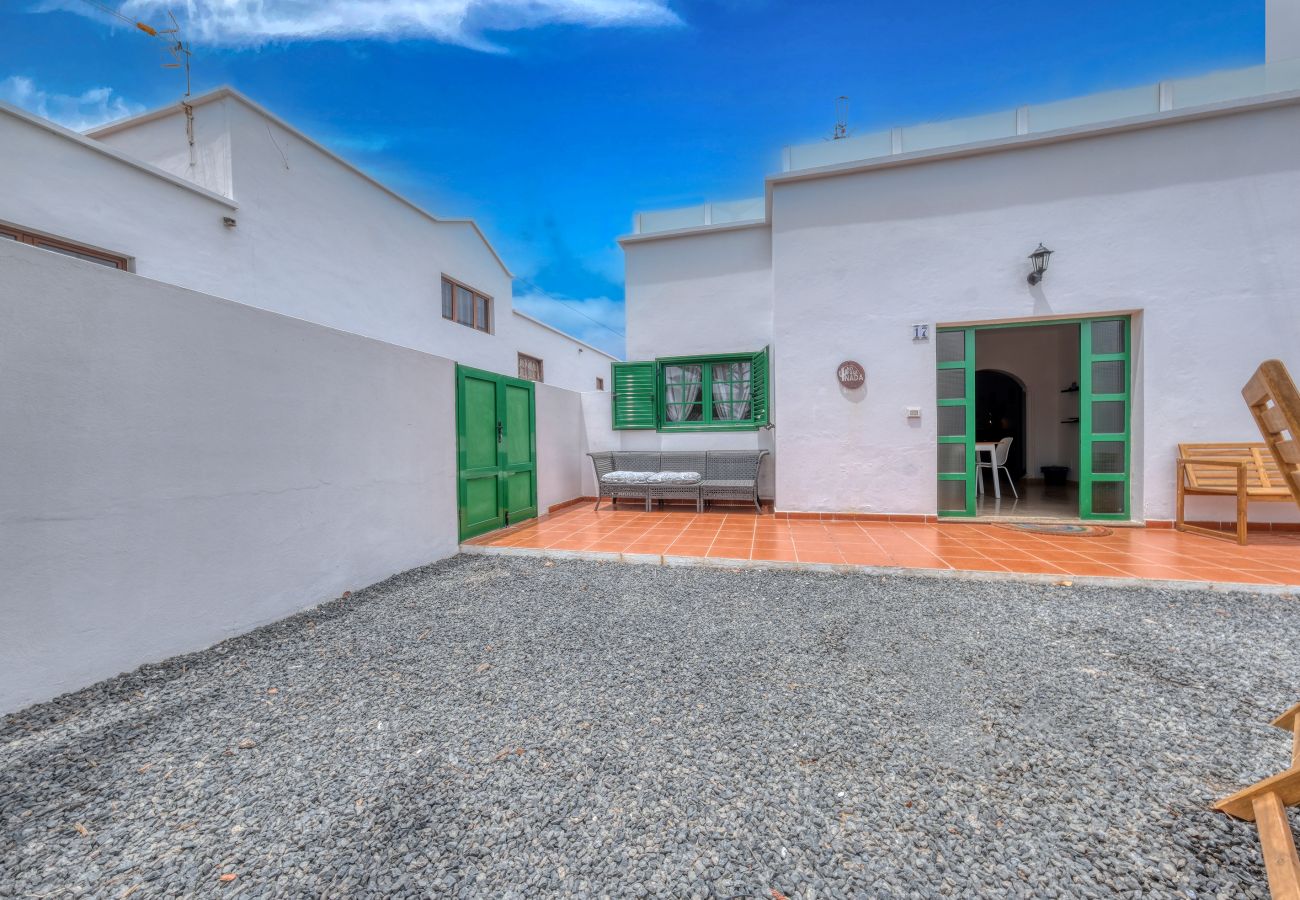 Rent by room in Tinajo - Casa NoPasaNada: habitación La Gomera con baño privado exterior