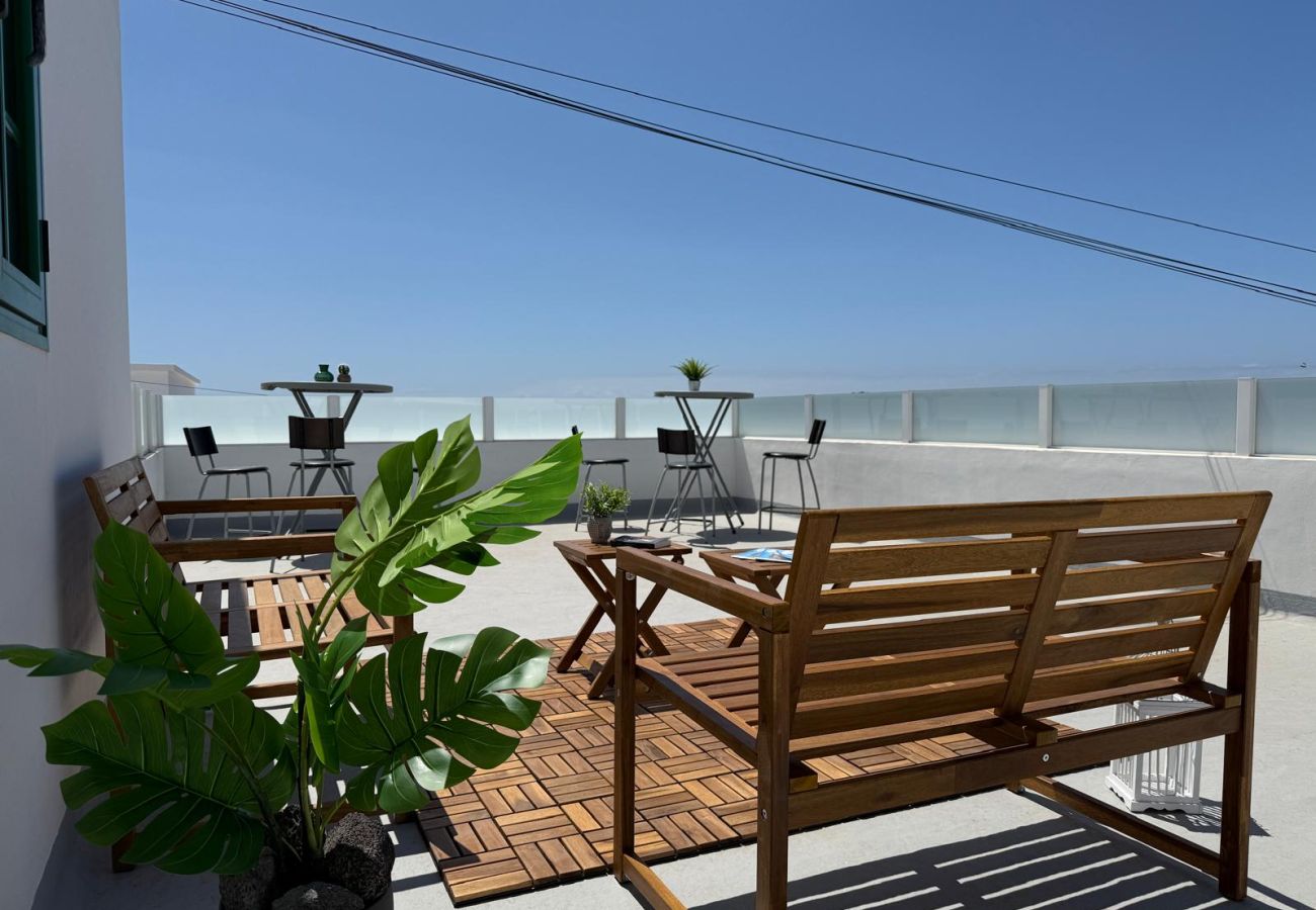 Rent by room in Tinajo - Casa NoPasaNada: habitación La Gomera con baño privado exterior