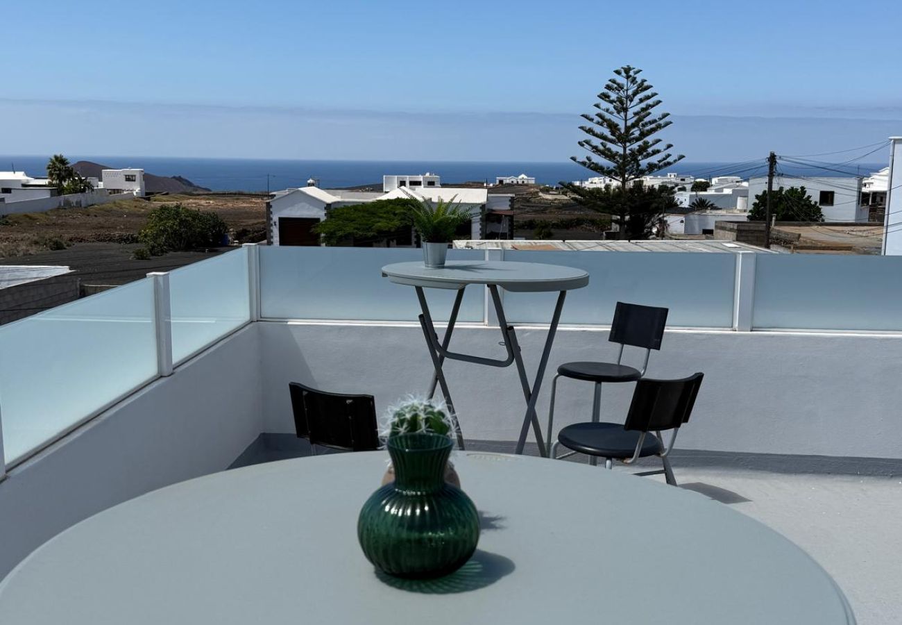 Rent by room in Tinajo - Casa NoPasaNada: habitación La Gomera con baño privado exterior
