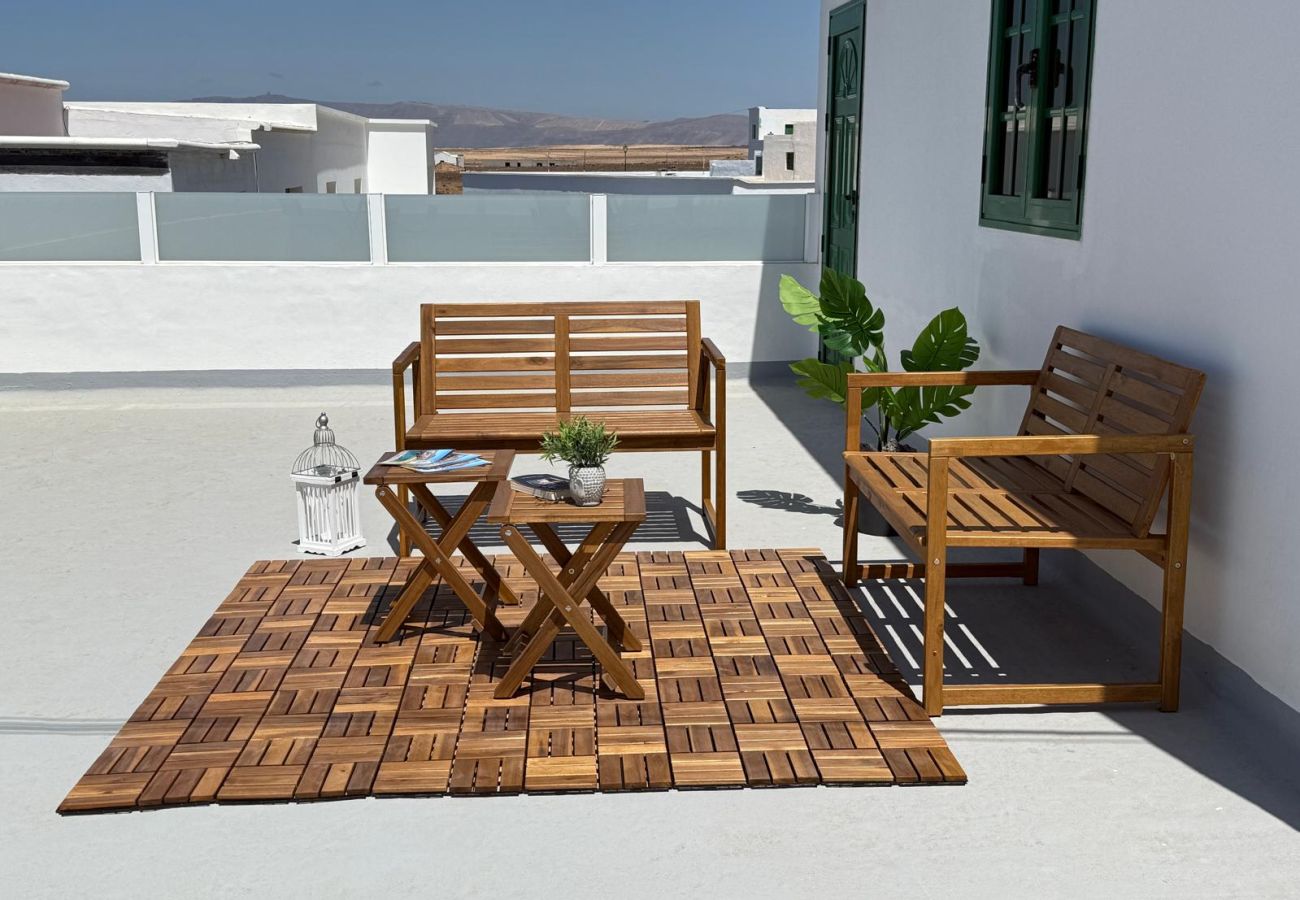 Rent by room in Tinajo - Casa NoPasaNada: habitación La Gomera con baño privado exterior