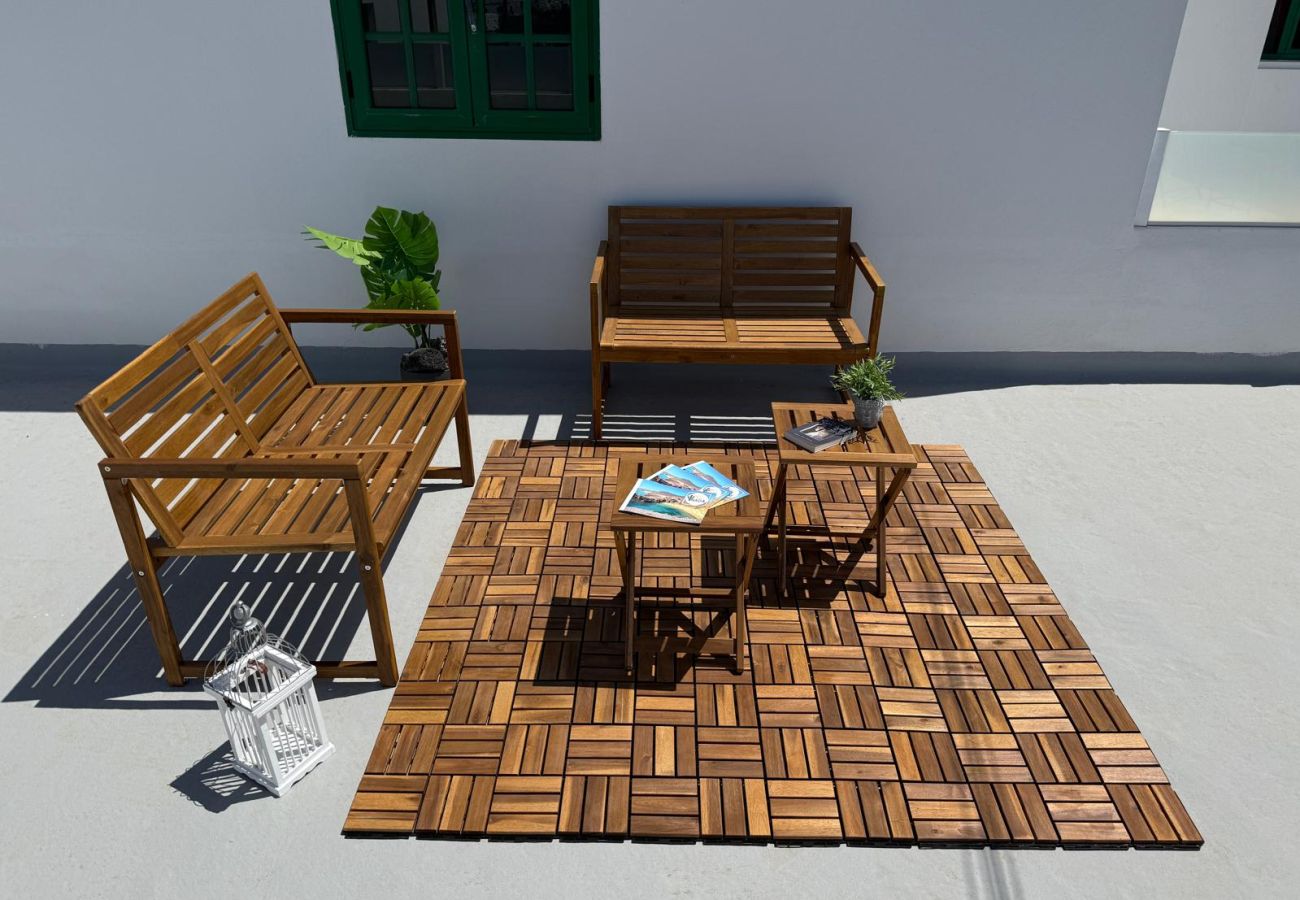 Rent by room in Tinajo - Casa NoPasaNada: habitación La Gomera con baño privado exterior