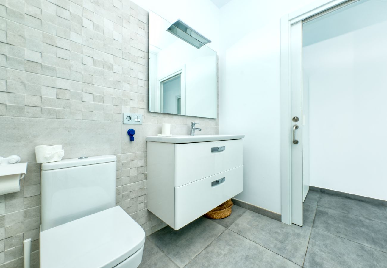 House in  Famara - Karma Famara 1 -25m from the beach, fast wifi and roof top terrace 