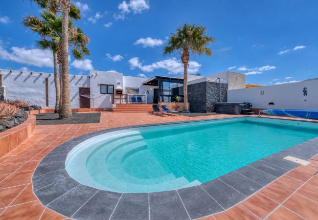 Villa in Playa Blanca - Villa Salaria • Jacuzzi • Billar