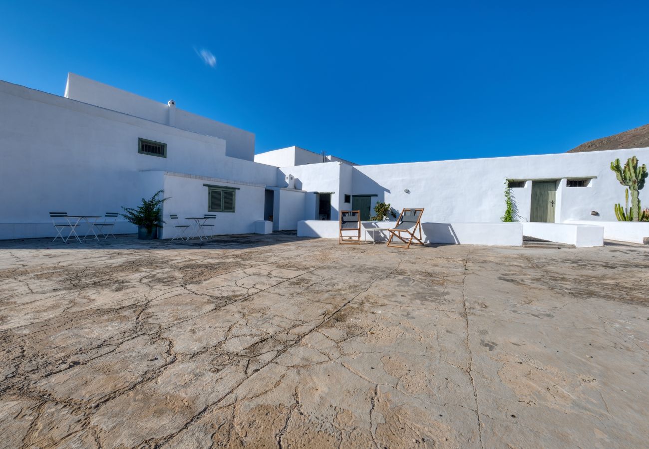 House in Haría - Casa Amaris - Award-Winning Canarian House By LVH