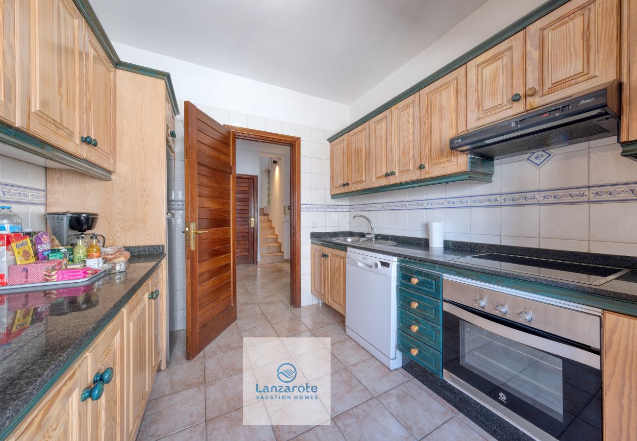 Apartment in Playa Blanca - Casa Bonica • Ocean Views • Beach 2 min • LVH