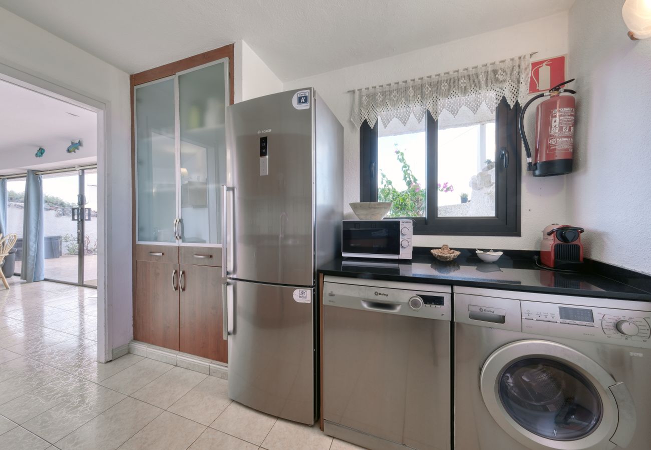 House in  Famara - Casa Buenavista 127 • Pool • Ocean views • Beach 2 min • LVH