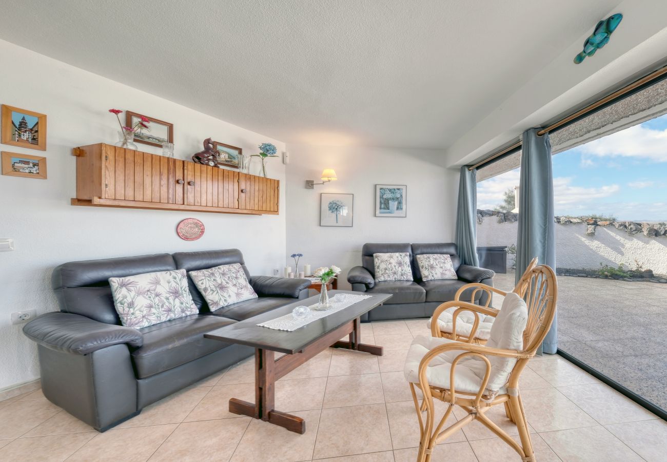 House in  Famara - Casa Buenavista 127 • Pool • Ocean views • Beach 2 min • LVH