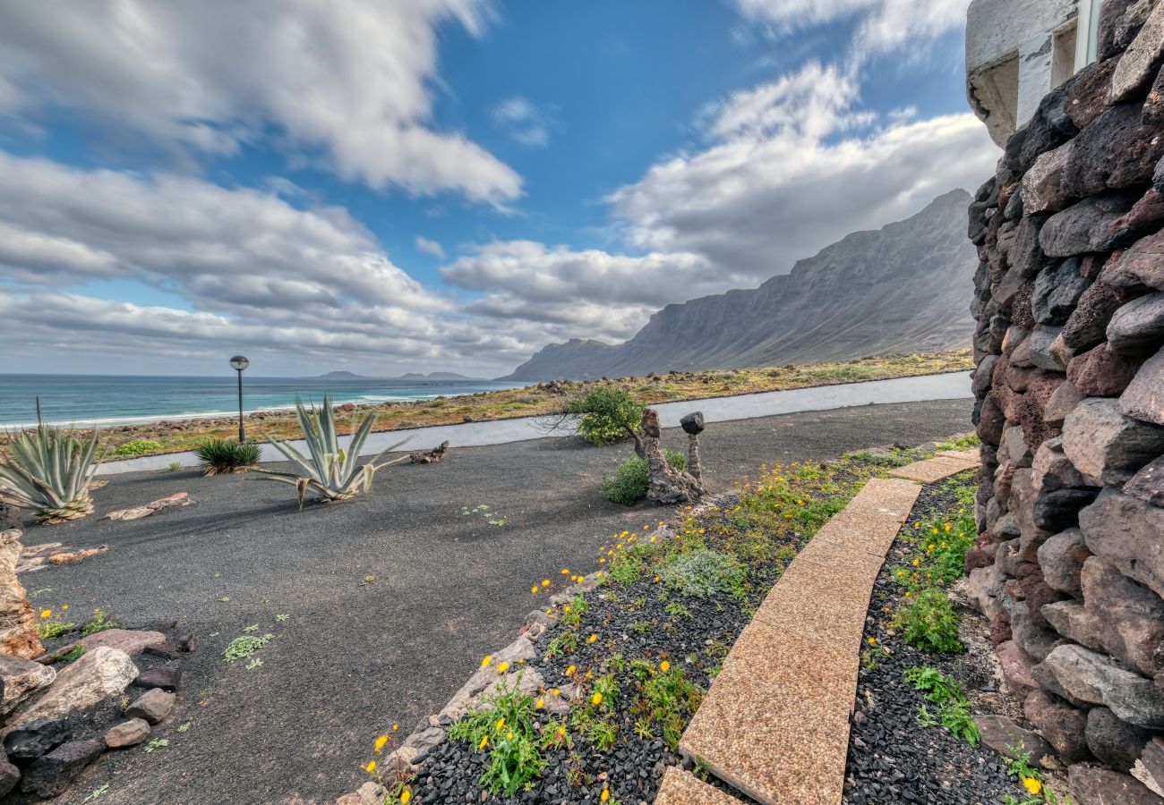 House in  Famara - Casa Buenavista 127 • Pool • Ocean views • Beach 2 min • LVH