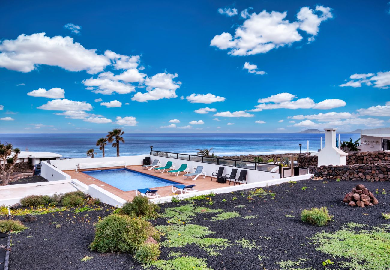 House in  Famara - Casa Buenavista 127 • Pool • Ocean views • Beach 2 min • LVH