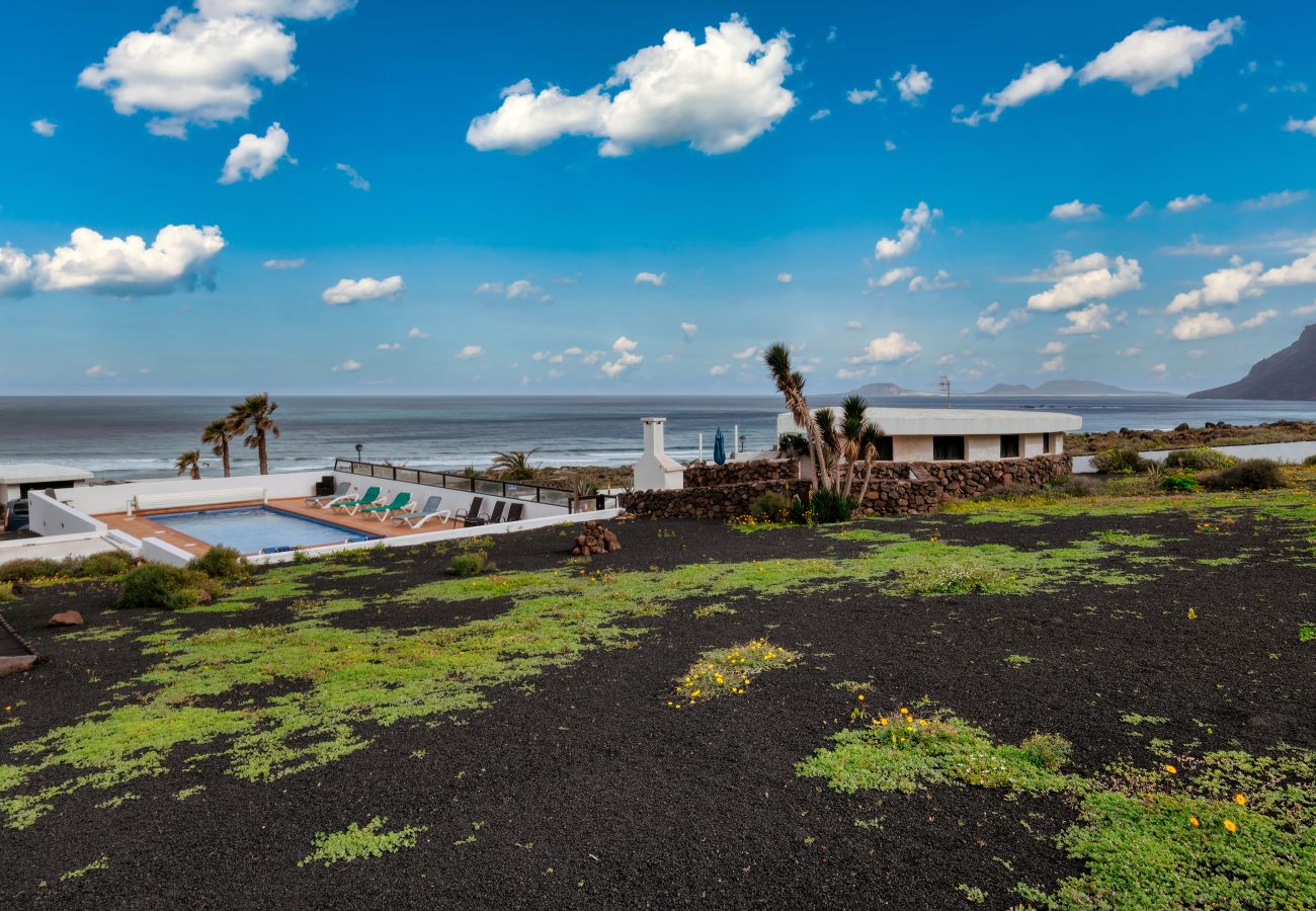 House in  Famara - Casa Buenavista 127 • Pool • Ocean views • Beach 2 min • LVH