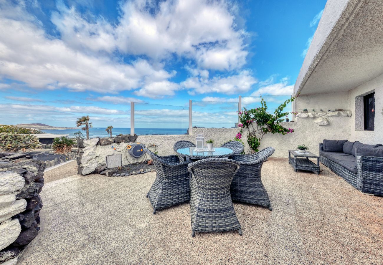 House in  Famara - Casa Buenavista 127 • Pool • Ocean views • Beach 2 min • LVH