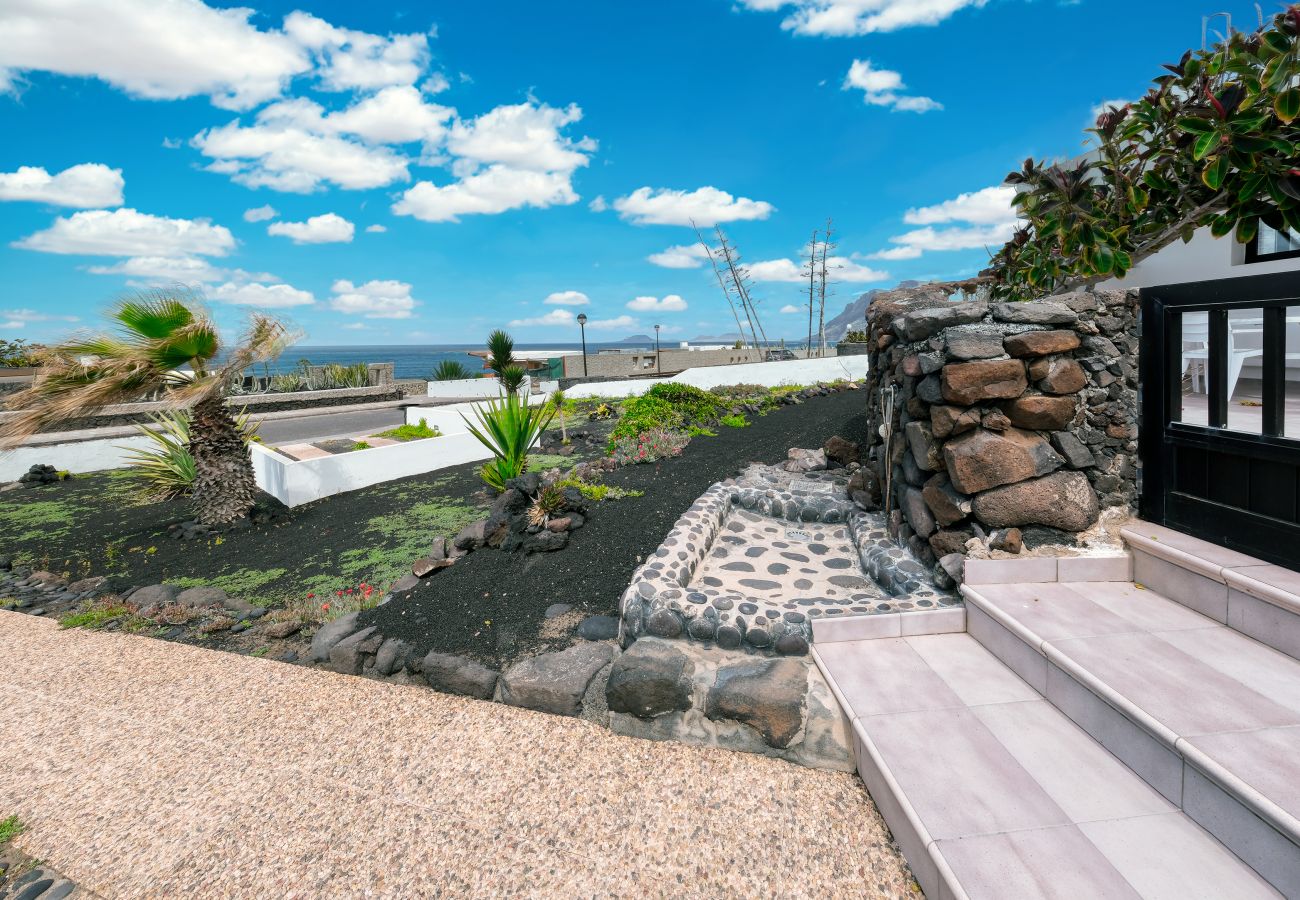 Apartment in  Famara - Canary Soul • Ocean views • Playa a 2 min • LVH