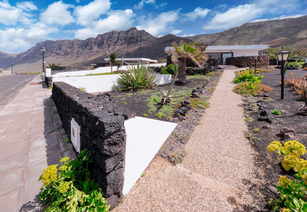 Apartment in  Famara - Canary Soul • Ocean views • Playa a 2 min • LVH