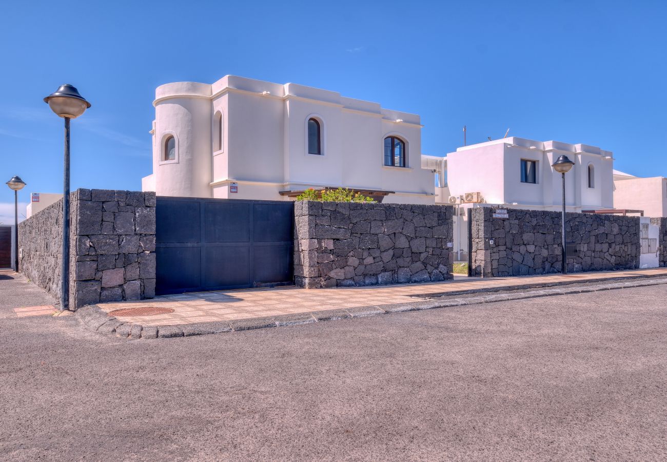 House in Playa Blanca - Casa Malvasía • Pool • 900M from the beach • LVH