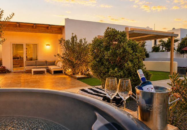 House in Costa Teguise - Chalet Emily - Alpine Chic• Jacuzzi • BBQ 