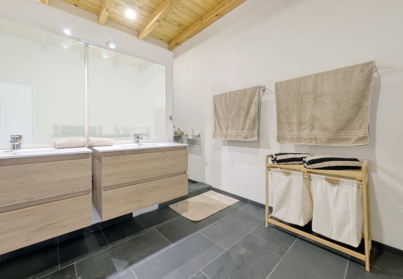 House in Costa Teguise - Chalet Emily - Alpine Chic• Jacuzzi • BBQ 