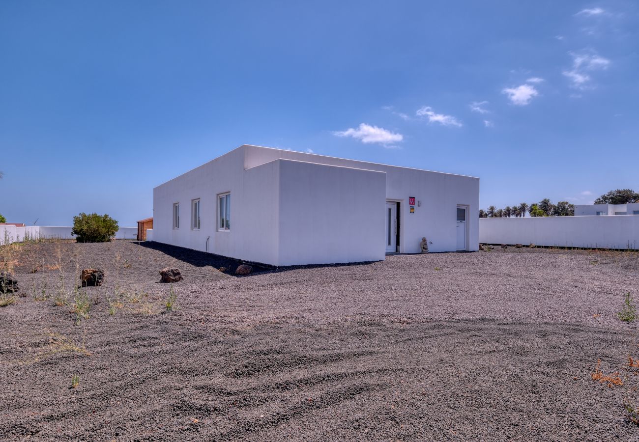 House in Costa Teguise - Chalet Emily - Alpine Chic• Jacuzzi • BBQ 